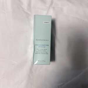 Discoloration Defense
Skin discoloration + dark spot correcting serum